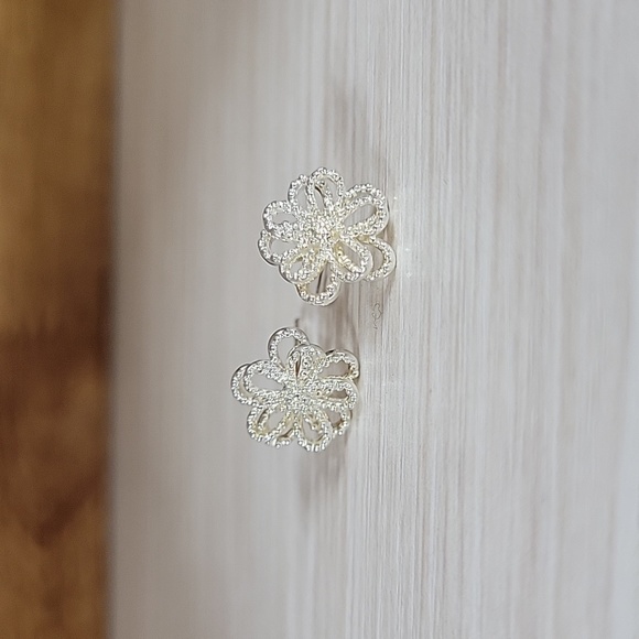 LOOP BLOSSOM STUD EARRINGS - Picture 7 of 7